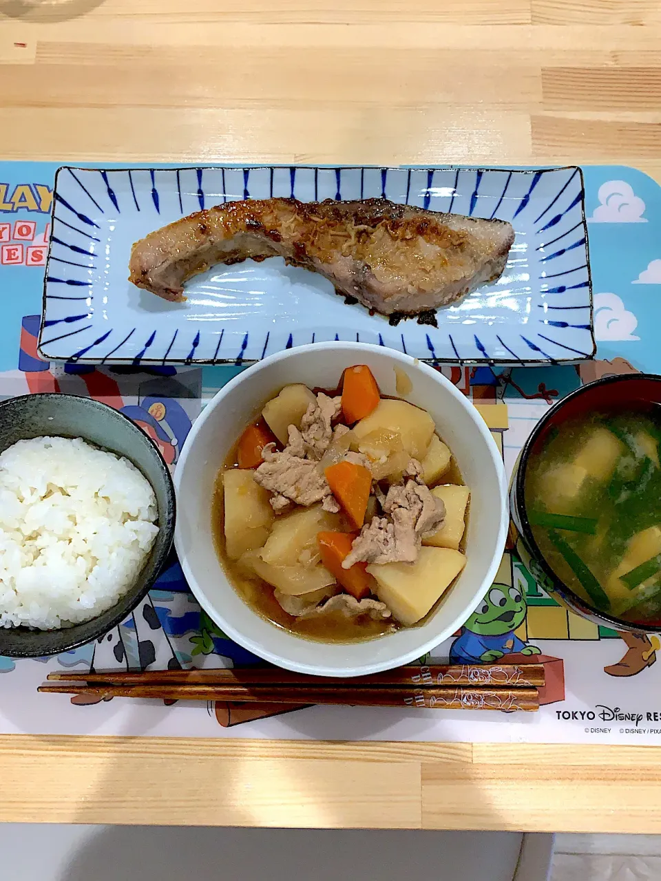 Snapdishの料理写真:・ぶりの塩焼き　・肉じゃが　・ニラと豆腐のお味噌汁|ぺろたんさん