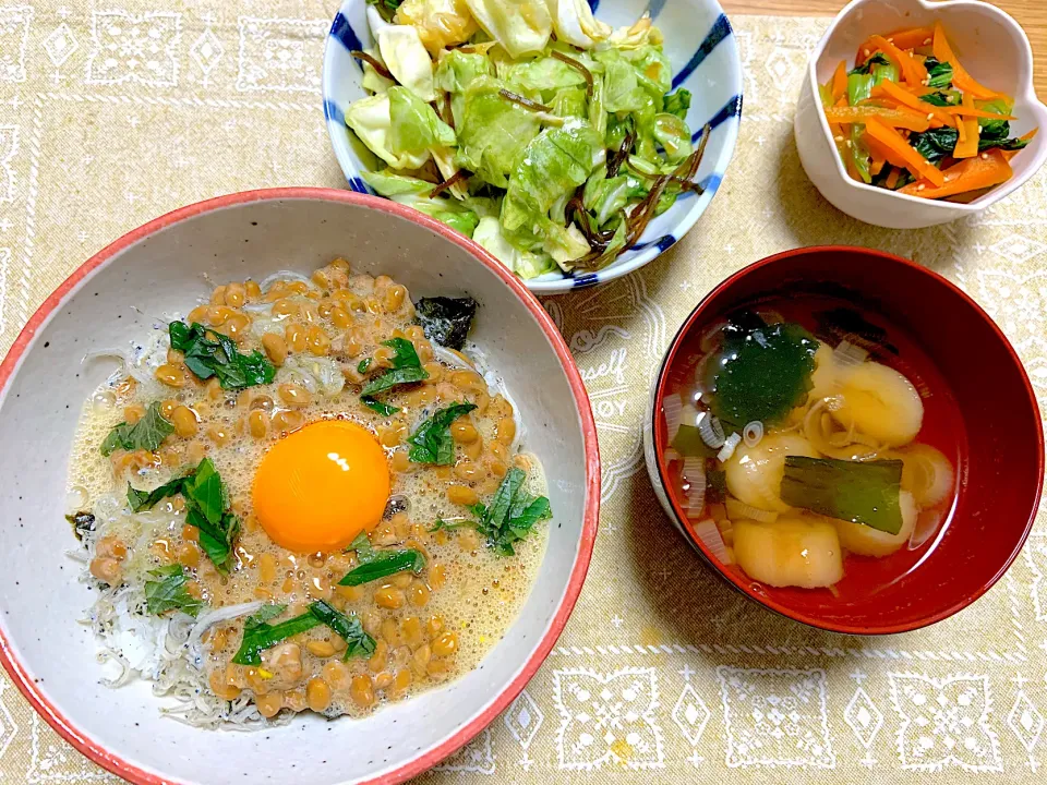 しらす納豆丼＊やみつきキャベツ＊胡麻和え＊すまし汁|maiさん