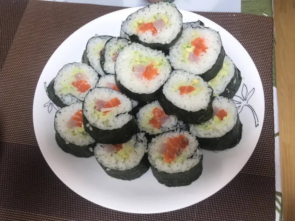 My maki Soshi salmon and maguro avocado|Minjellv Perolina Fernanadezさん