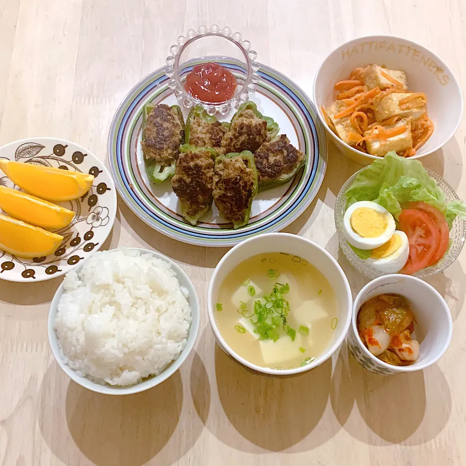 Snapdishの料理写真:夜ご飯☺︎ピーマンの肉詰め☆厚揚げと人参のきんぴら風☆サラダ☆キムチ☆お味噌汁☆オレンジ|とまこ(*^o^*)さん