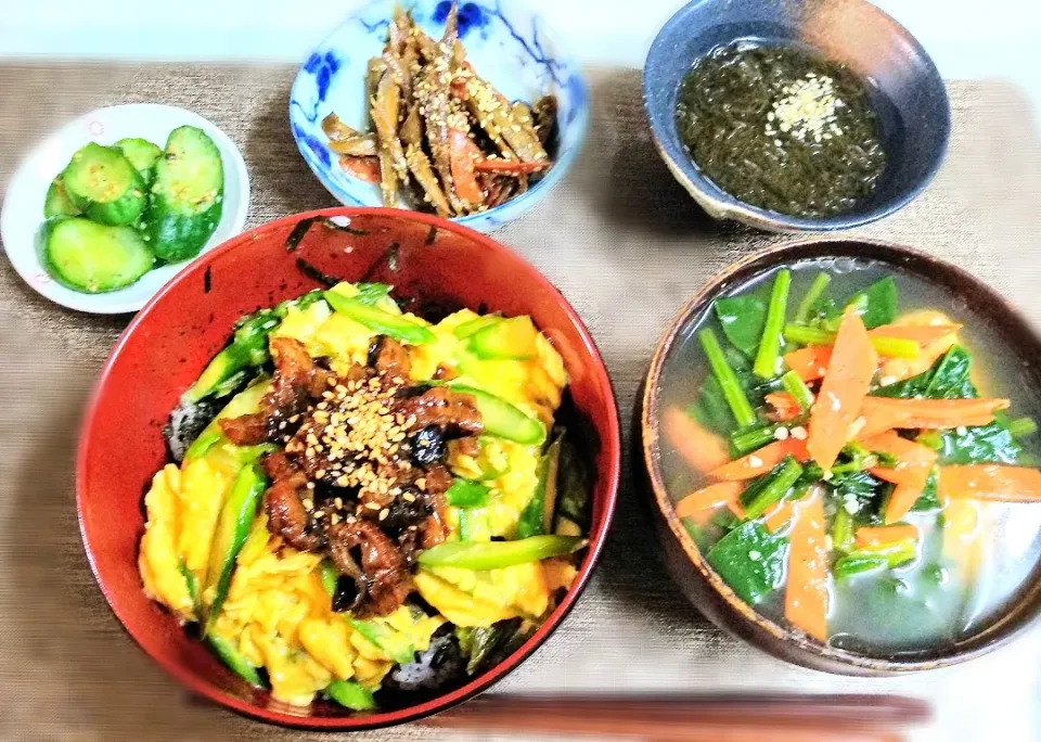 パパ夕食！
アスパラ入春の鰻卵丼
リンゴ酢もずく
ミニがんもとほうれん草の味噌汁
醤油麹のきんぴらごぼう
きゅうりの海鮮浅漬け|うるちゃんママさん