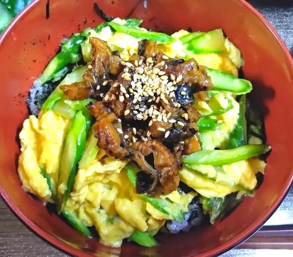 アスパラ入春の鰻卵丼|うるちゃんママさん