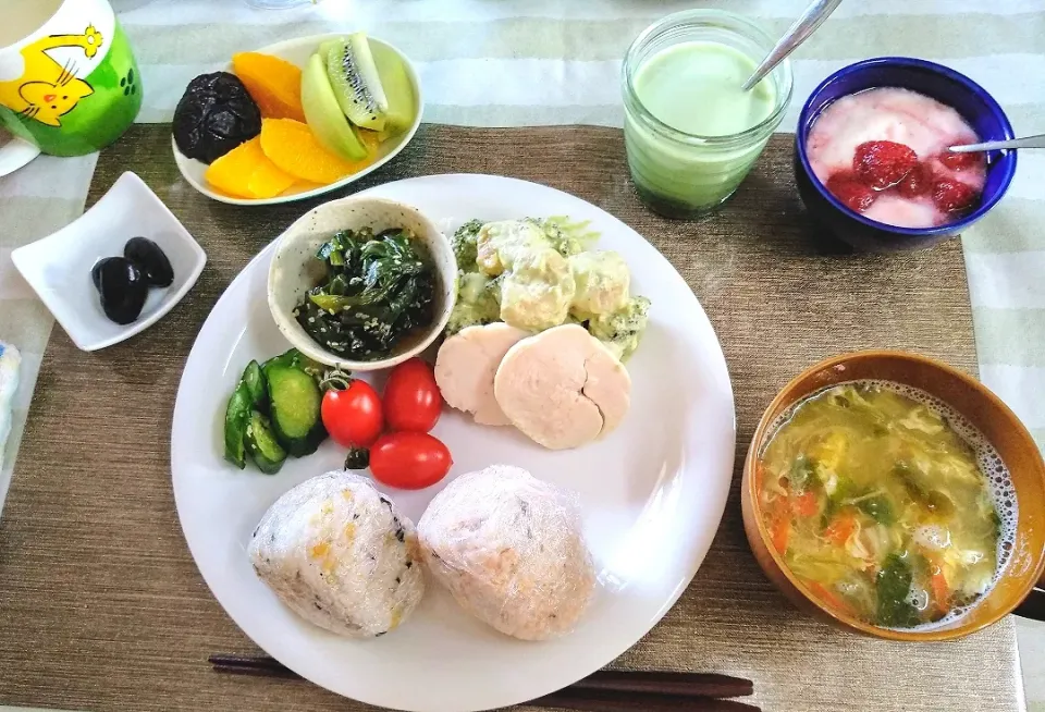 パパ朝食！
ニラのナムル
チキンハム
海老とアボカドとブロッコリーのサラダ
雑穀米おむすび🍙
豆乳青汁
卵スープ
オレンジ＆キウイ＆プルーン
自家製ヨーグルトに自家製いちごコンフィチュール|うるちゃんママさん