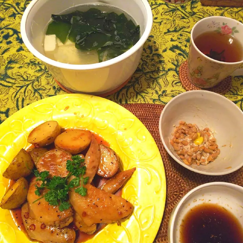 生わかめで湯豆腐♪
手羽先と新じゃがの甘辛煮♪|アッキーさん