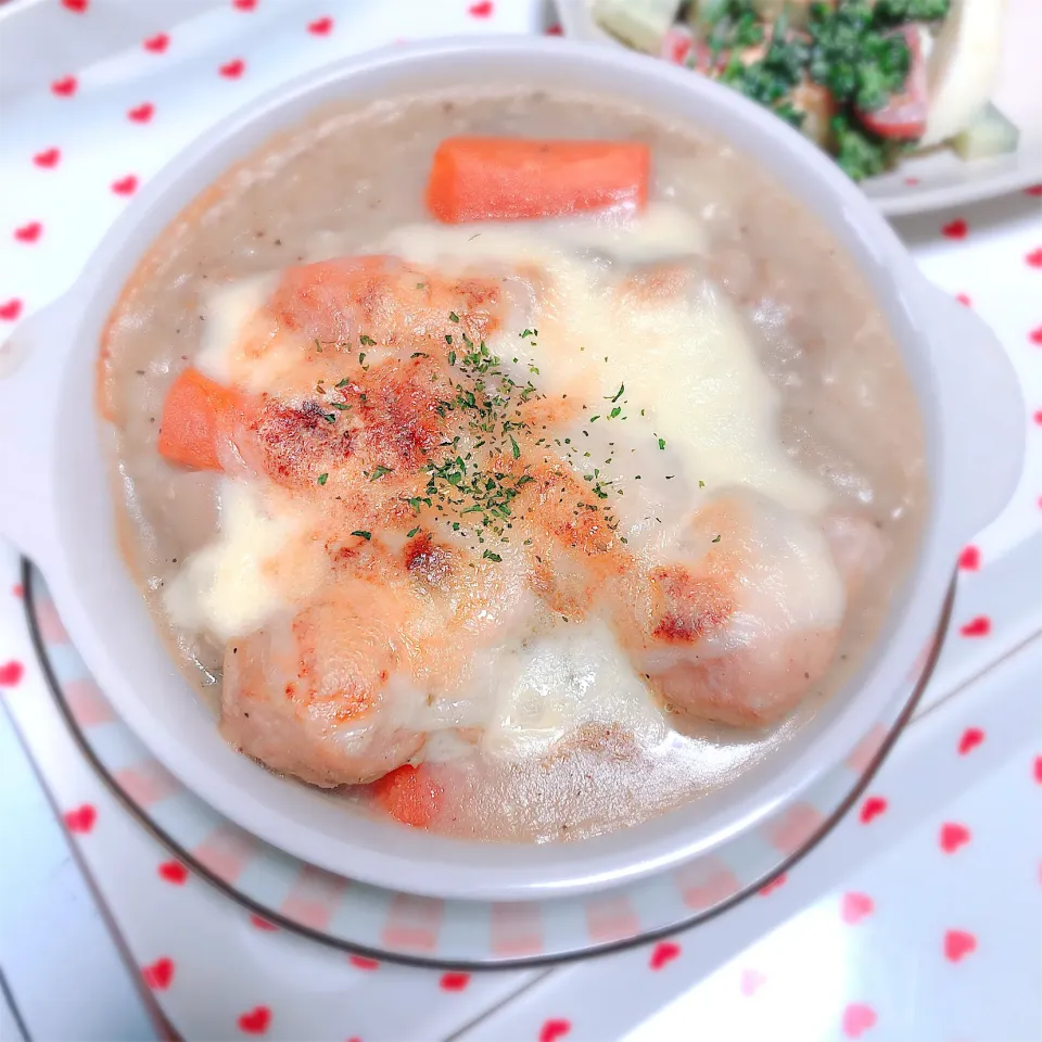 昨日のチキンシチューのリメイク料理⑅︎◡̈︎*ごはんの上にレトルトだけどハンバーグのせてシチュー＆とろけるチーズ←オープンへ•*¨*•.¸¸☆*･ﾟハンバーグシチュードリア🌼*･|ぁゃ🍃さん