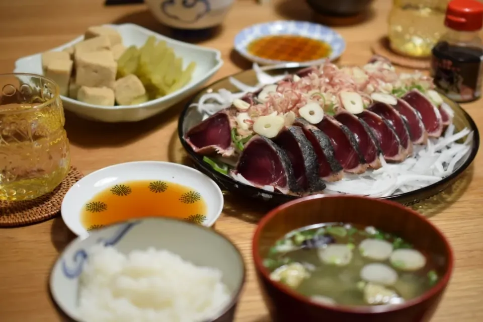 Snapdishの料理写真:今日の晩御飯はカツオのたたき🐟

大熊の『藁焼き鰹のタタキ』
新たまねぎに、たっぷりの青ネギに茗荷、にんにくスライスをのせていただきました🙏

くさみがなくて身が締まっていて、とっても美味しい〜
藁焼きの香ばしさもあいまって、日本酒！日本酒が欲しくなります😍

大熊は、創業70年の高知タタキの老舗店。
伝統の目利|うにんぱすさん