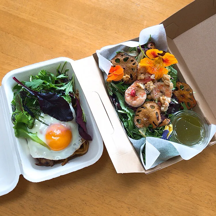 ガーリックシュリンプのサラダ🧄🦐🥗　太麺ソース焼きそば🍳|ちゃみこさん