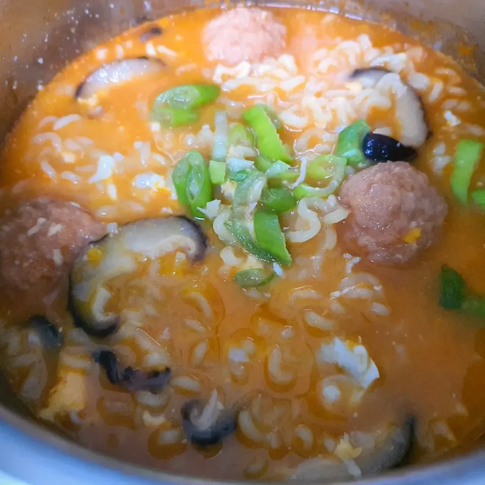 Spicy korean noodles 😘
chicken balls shiitake mushroom silver fish egg green onions cheese butter 😋|🌷lynnlicious🌷さん