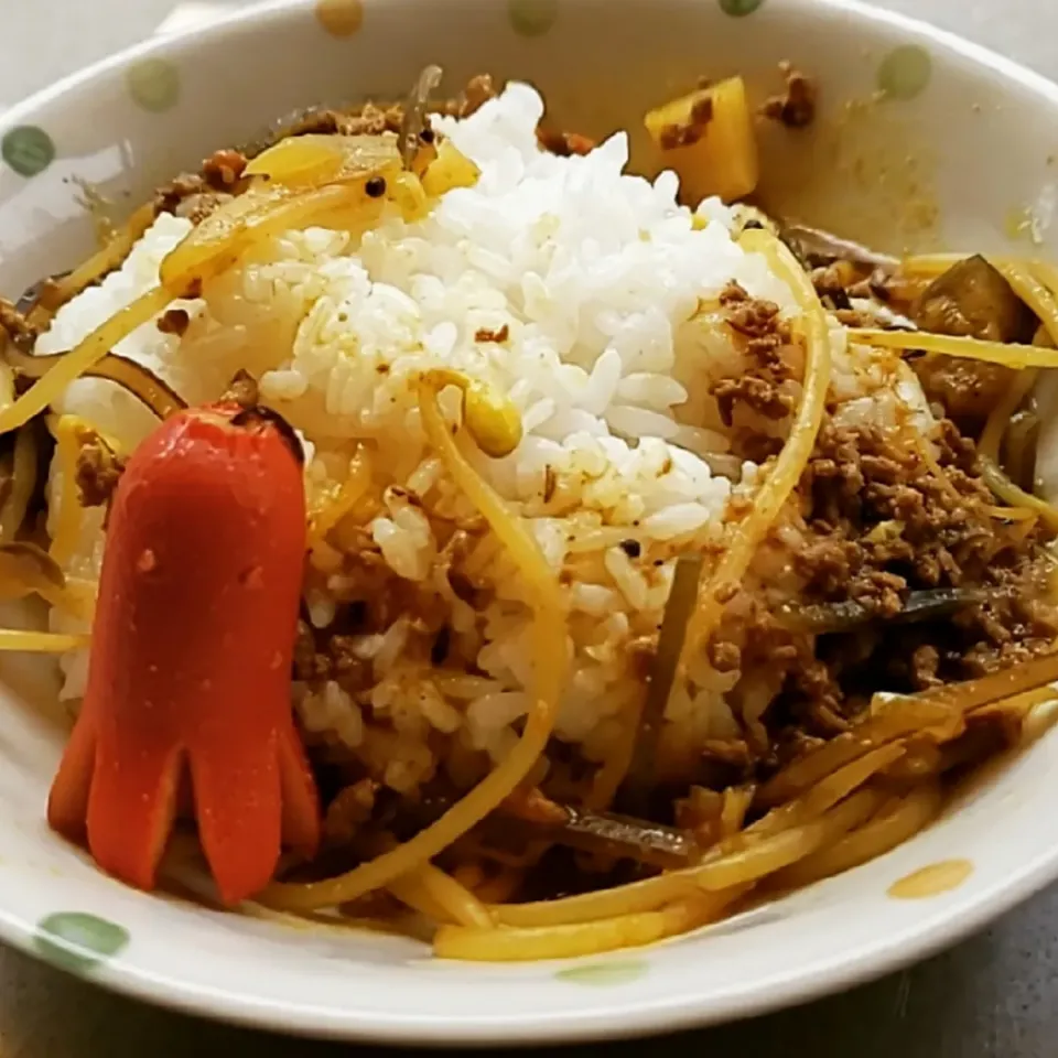 豆どんとタケノコとナスが入った牛キーマカレーinタコさんウインナー🐙|ふじわらたくやさん