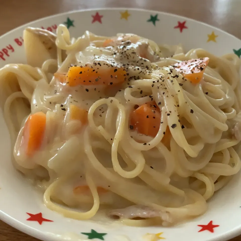 Snapdishの料理写真:シチューぶっかけパスタ|みみりんさん