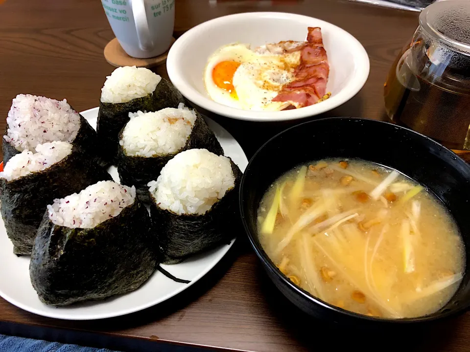 おにぎり、みそ汁、目玉焼き|ひなたさん