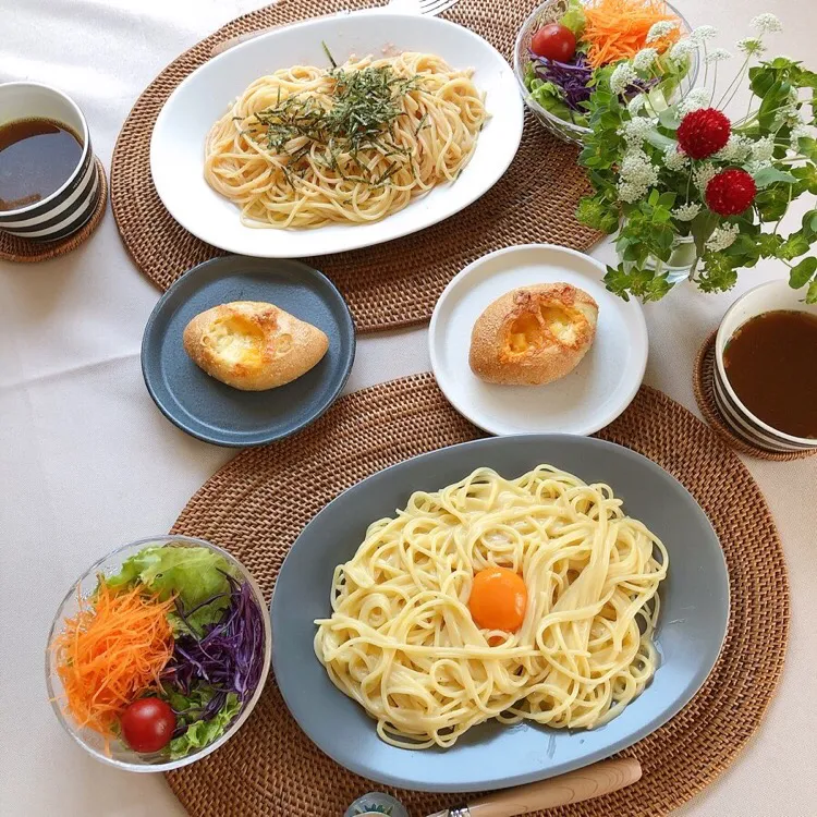 Snapdishの料理写真:4/26❤︎パスタランチ❤︎ 
今日は市販のパスタソースで手抜きランチ🍝娘はたらこ主人はカルボナーラでした|Makinsさん