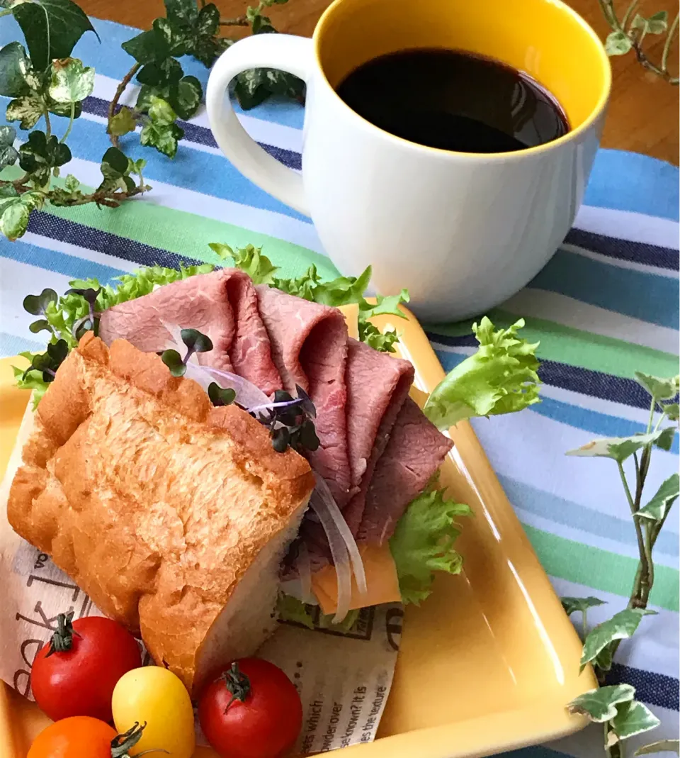 🥖残り物に福💕少しずつ残った福を寄せ集めてローストビーフもりもりバゲットサンド🥪|Hollyさん