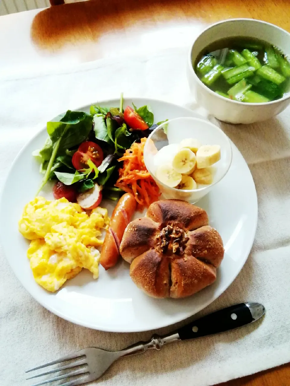 Snapdishの料理写真:ヘルシーくるみパンで朝ごはん|えるえるさん