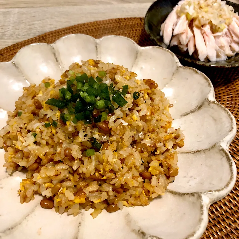 納豆炒飯とネギ塩だれサラダチキンのお昼ごはん|ゆかｕさん