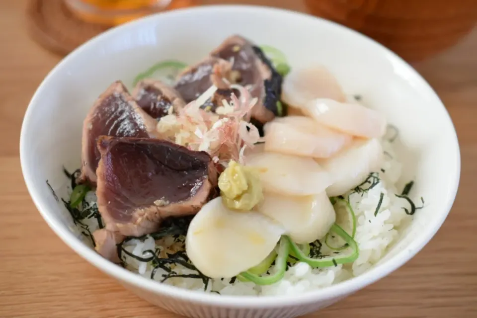 カツオのたたきとホタテの漬け丼|うにんぱすさん