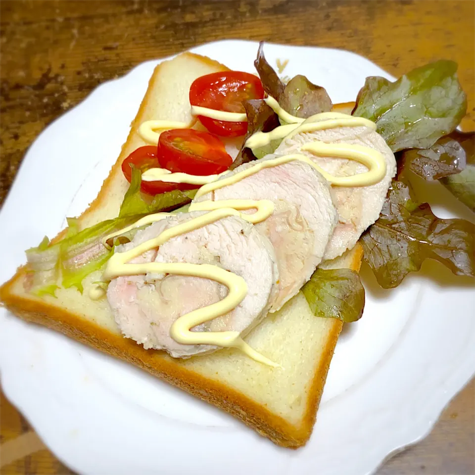 Snapdishの料理写真:マルコメ糀甘酒の素で作った鶏ハムでオープンサンド|Shirokoさん