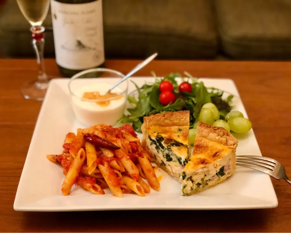 キッシュとアラビアータで家飲み　　　　　Quiche Lorraine and Penne arabian|マユマユさん