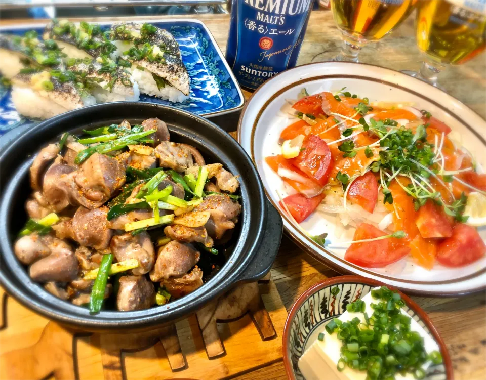 砂ズリのガーリック炒めでうち飲み　　　　サーモンカルバッチ　鰯の炙り寿司|じゅんさんさん