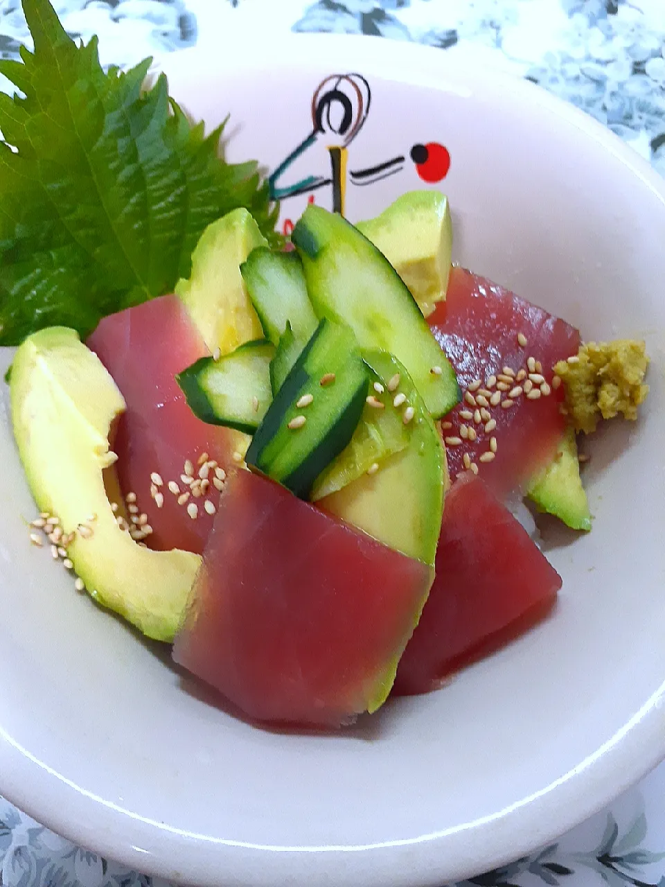 🔷天然キハダマグロと🥑アボカドの丼🔷煮きり醤油と山葵でいただきまぁす🎵|@きなこさん