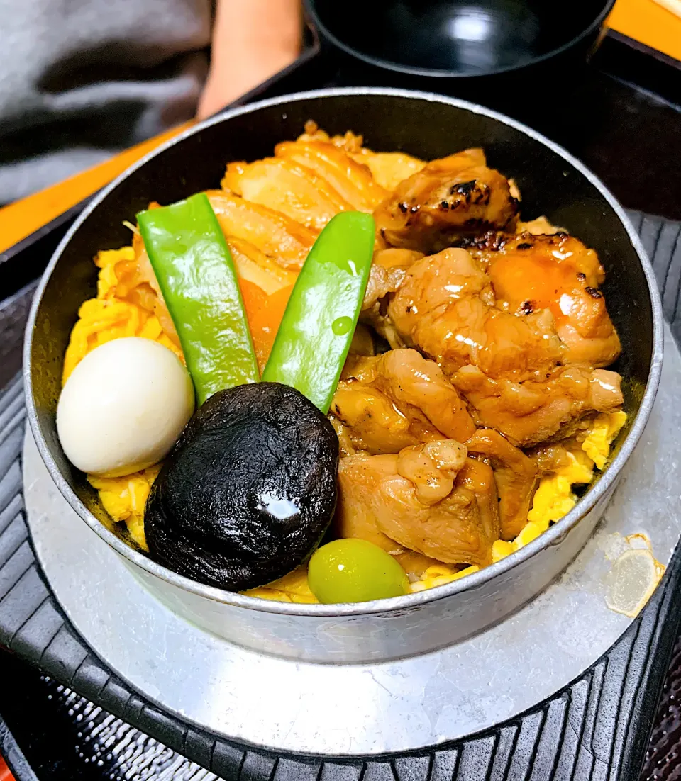 しばらく外食していないから、久しぶりのプチ贅沢でデリバリーの釜飯。鶏釜飯。|ちはるさん