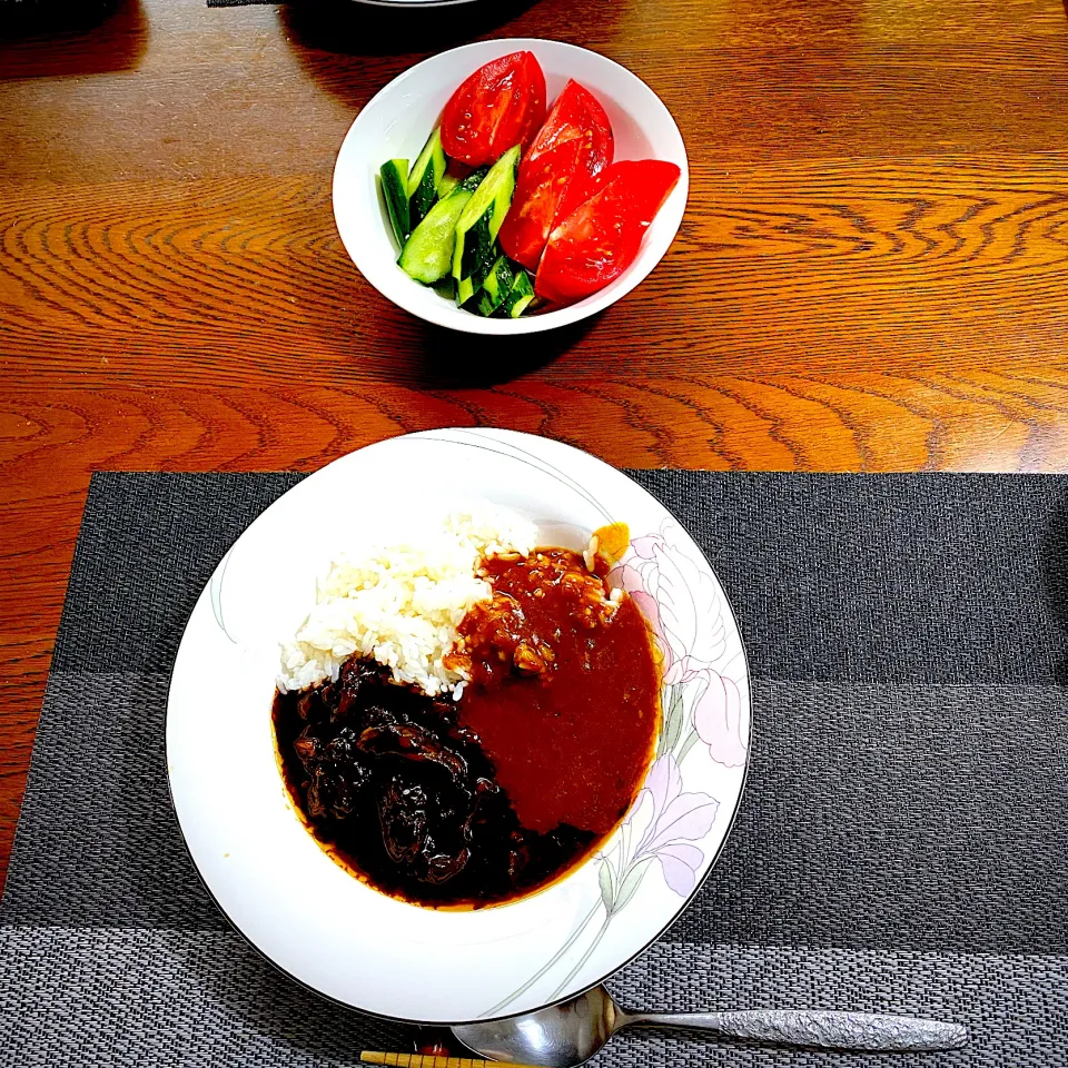 牛筋の黒カレーと、とろける角煮カレー、サラダ|yakinasuさん