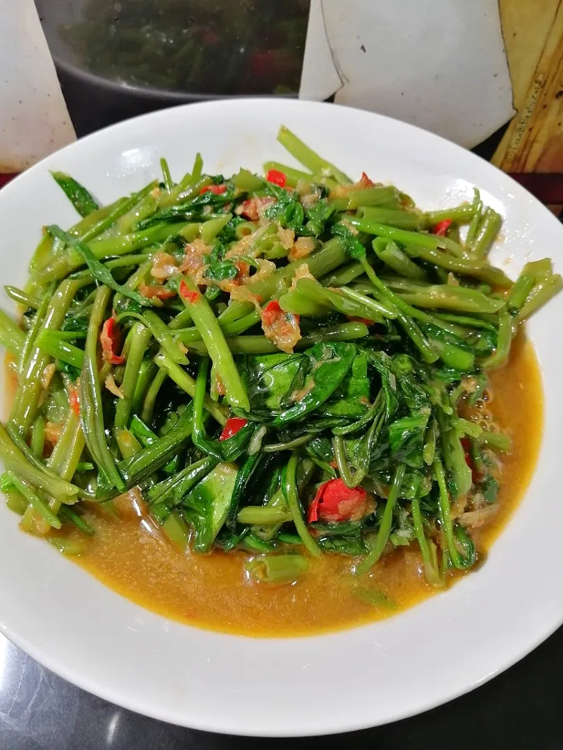 Snapdishの料理写真:Kangkung goreng belacan|azirasamsuddin771008055774さん