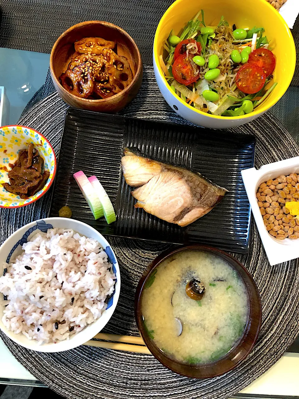 鰤の塩焼き、蓮根の甘辛、茗荷の味噌和え、納豆、サラダ、しじみの味噌汁|okmtsekさん