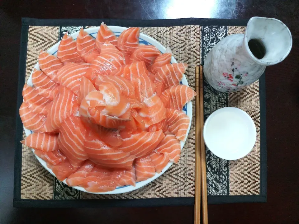 Snapdishの料理写真:salmon sashimi|Gim GwangWooさん