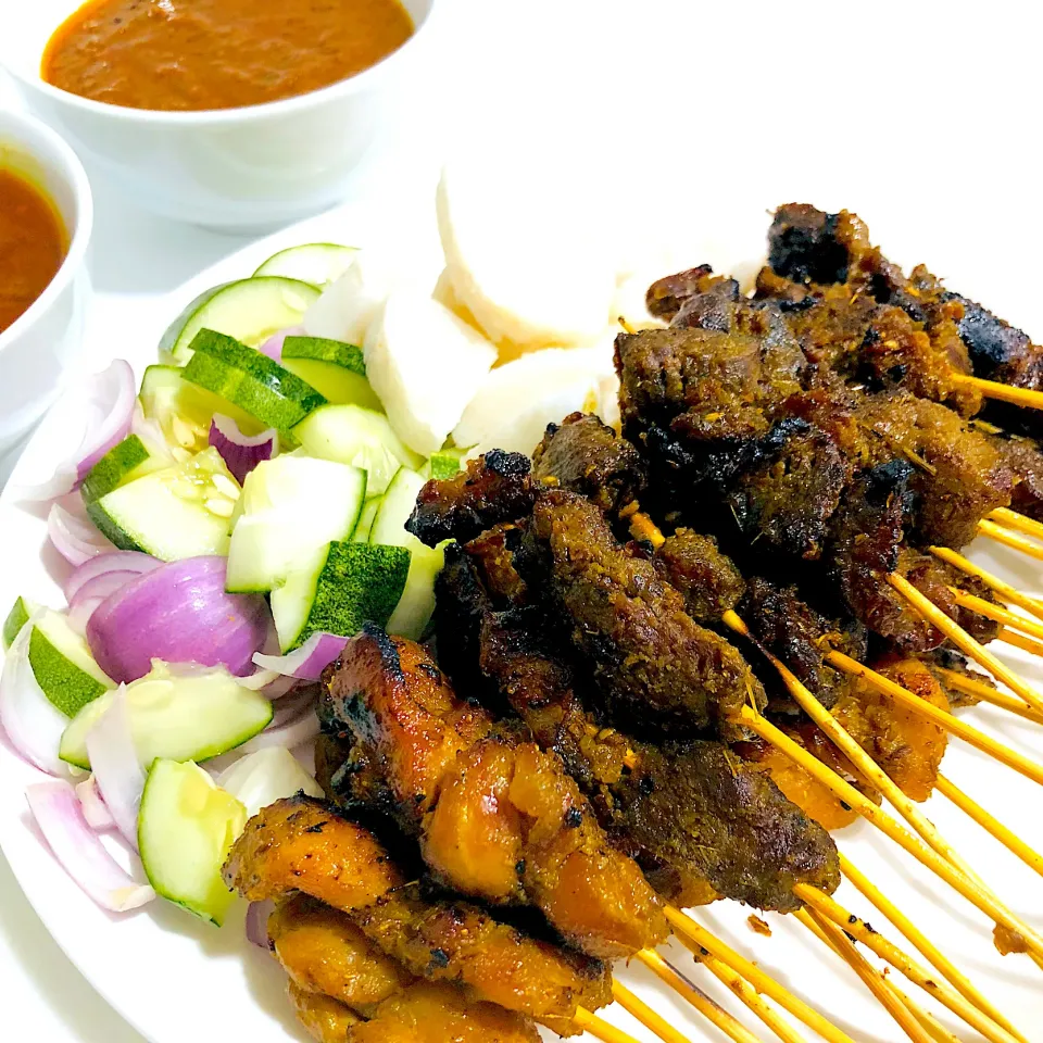 “Satay” ( flame grilled skewered meat with peanut sauce )|Wukongさん