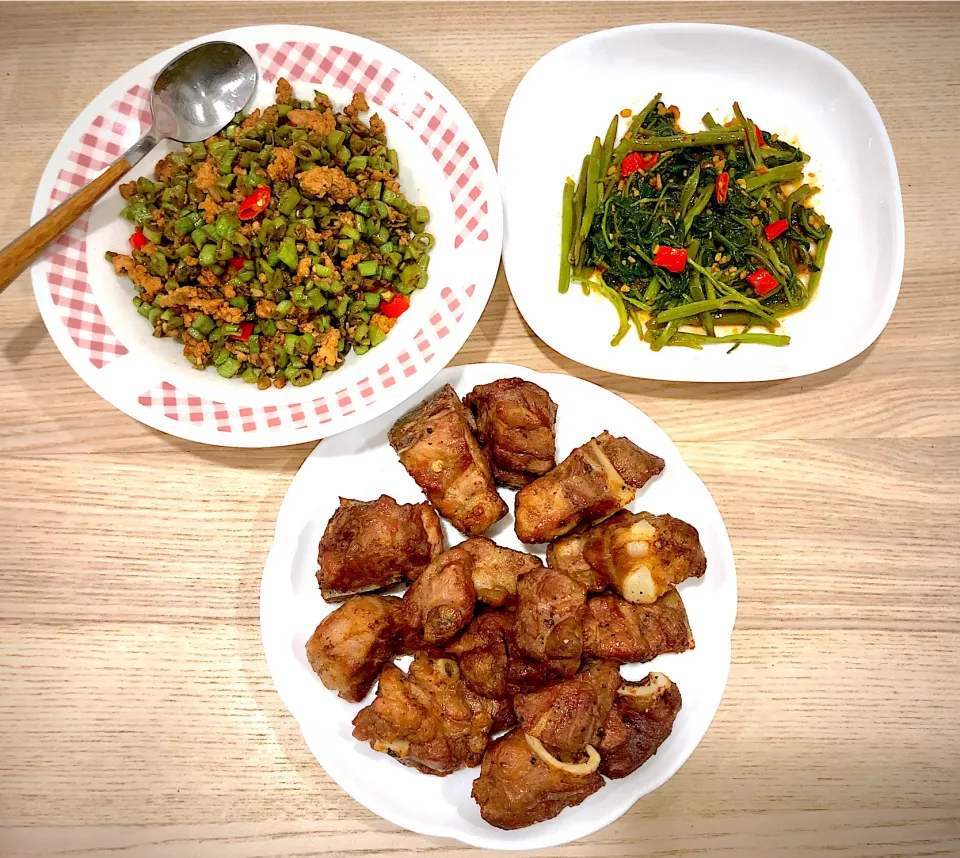 Stirred Fried Long beans with Minced Meats, Sambal Kang Kong Veggies and Grilled Pork Ribs|Ivyさん