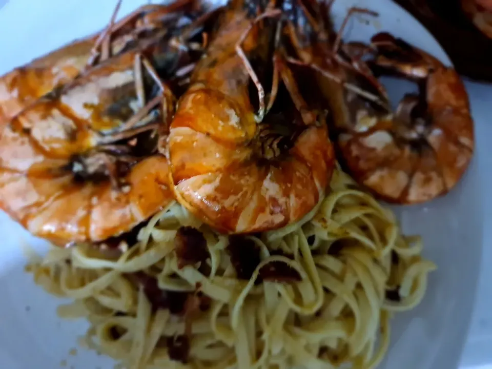 my own version of pasta aglio olio with tiger prawn|Yoj Eirrem Losさん