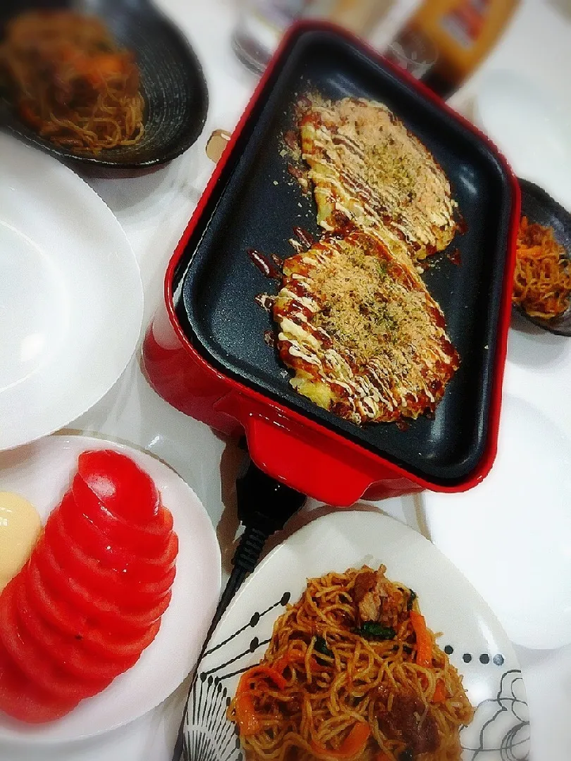 Snapdishの料理写真:夕食(^ー^)
今日は子供達リクエストのお好み焼き～🎵
焼きそば～😋 
トマト🍅|プリン☆さん