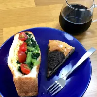 Snapdishの料理写真:卵小松菜トマトサンド🥚🥬🍅🥪|りりさん