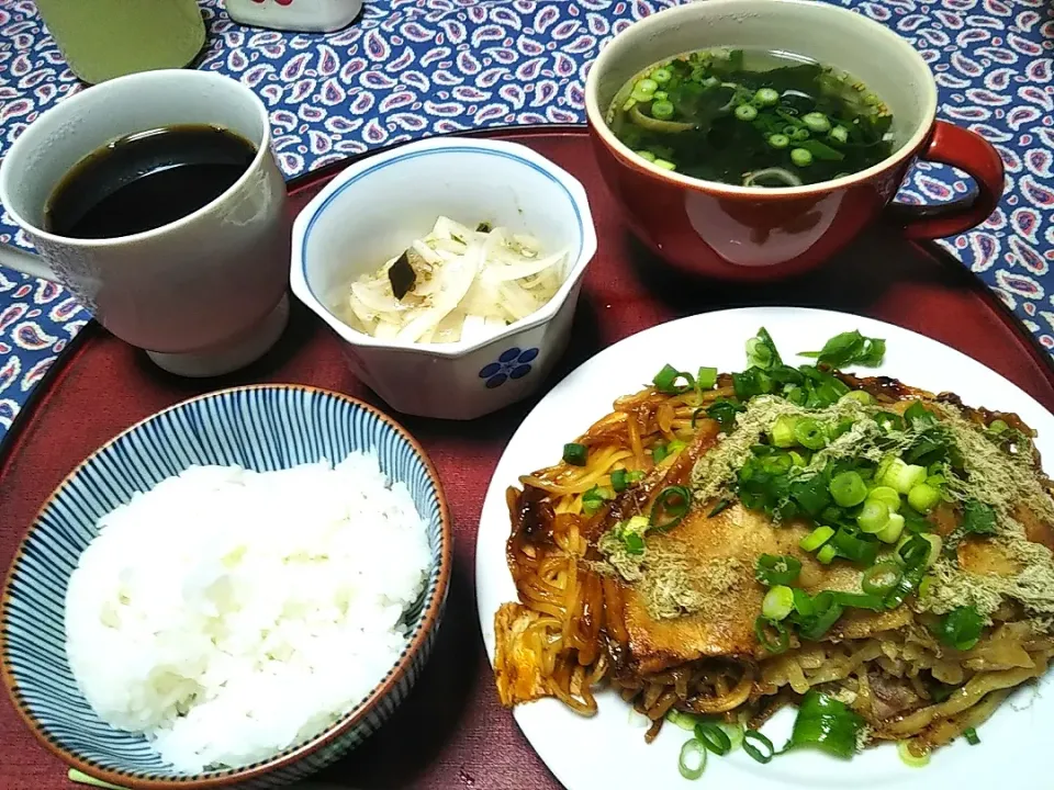 よねばーばの朝ごはん
広島風お好み焼半分
若芽のスープ
新玉ねぎのサラダ|yoneばーばさん