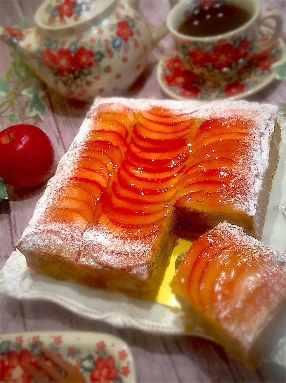 りんごとさつまいものチーズケーキ🍎さつまいものマッシュを混ぜたチーズクリームにソテーした角切りりんごとさつまいものソテーを混ぜ込んで焼きました☺️デコレーションにもりんごのソテー🍎|AXさん