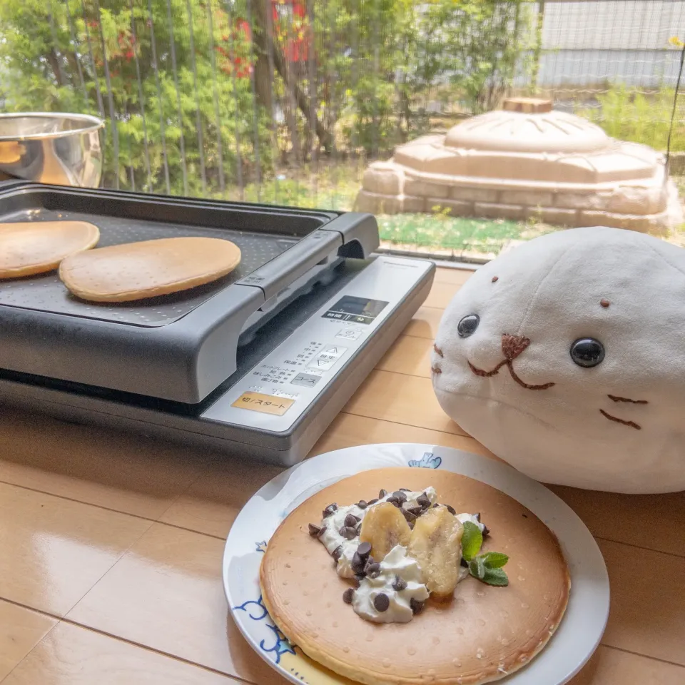 Snapdishの料理写真:窓ぎわでホットケーキ🥞|hari-co ＊ はりこさん