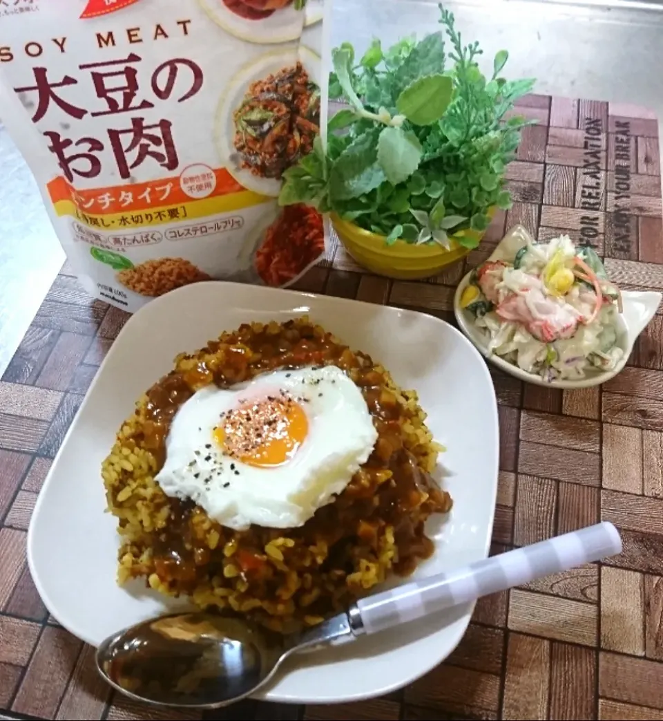 めるぼ💟さんの料理 チーズと卵がとろぉーん！
ドライカレー＆焼きチーズカレー
ポーチドエッグ乗せ🍛🍳🥄♪♪|fumiさん