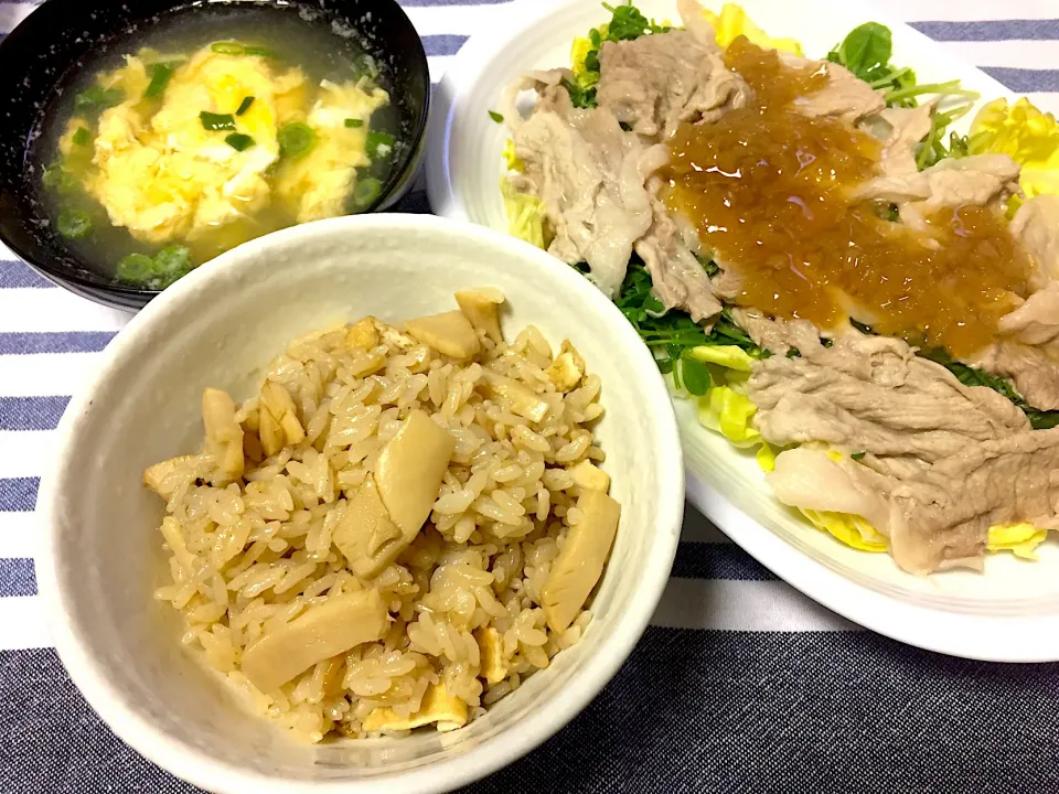 たけのこご飯、豚肉と春キャベツと豆苗のレンジ蒸し玉ねぎポン酢、卵とネギのお吸い物|jackybeanさん