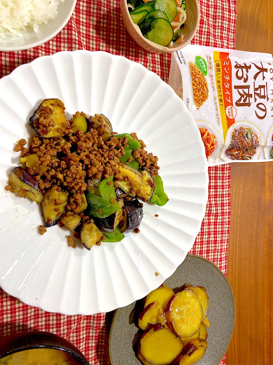 大豆のお肉でナスとピーマンの味噌炒め、サツマイモの甘露煮、酢の物|ありかさん