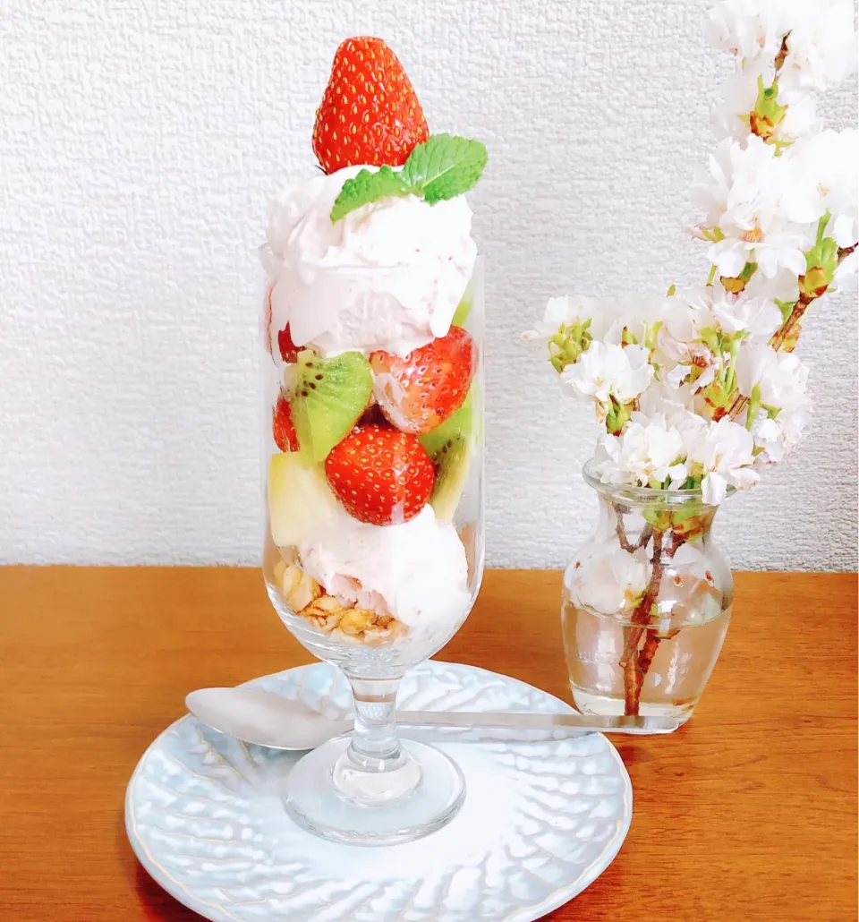 おうちカフェ「苺パフェ🍓」|Happy suzumeさん