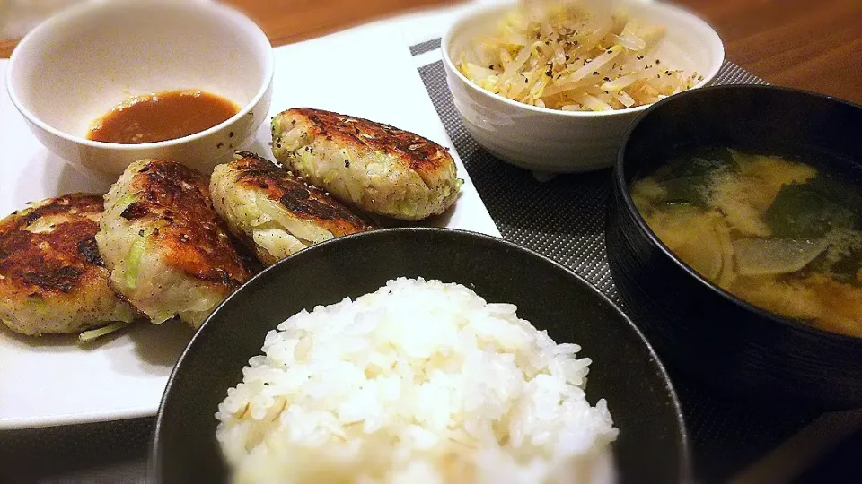 鶏肉とはんぺんとｷｬﾍﾞﾂのﾊﾝﾊﾞｰｸﾞ～
の晩ごはん✨|kaz(*･ω･)さん