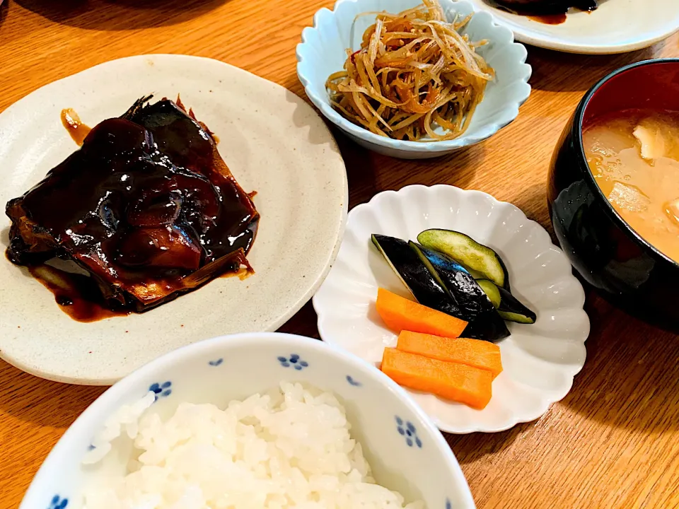 我が家の晩ごはん🍚　鯖味噌煮・きんぴら牛蒡・糠漬け・味噌汁|いちごさん