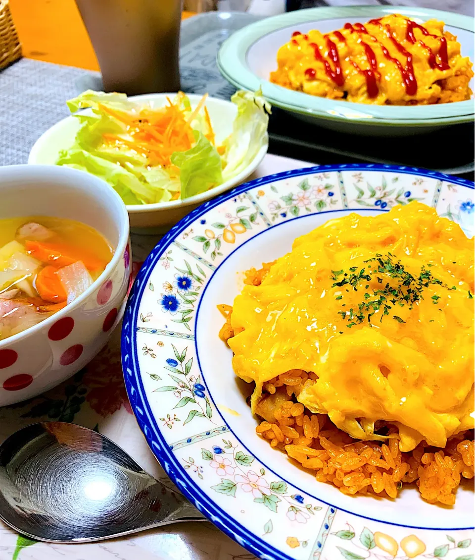 オムライス🥄野菜コンソメスープ、サラダ🥗|ちはるさん