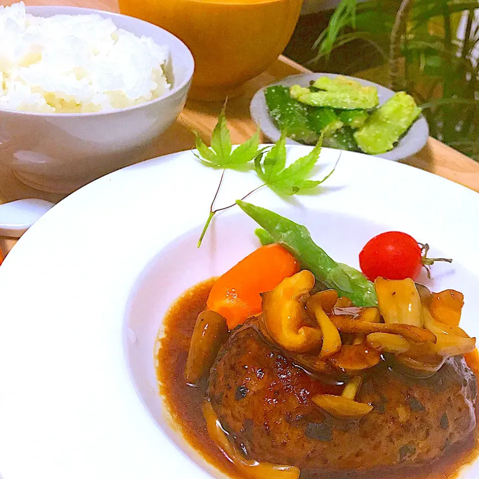 Snapdishの料理写真:お疲れ様     今夜は〜  和風ハンバーグ 🍄きのこ餡掛け😋|Sの食卓さん