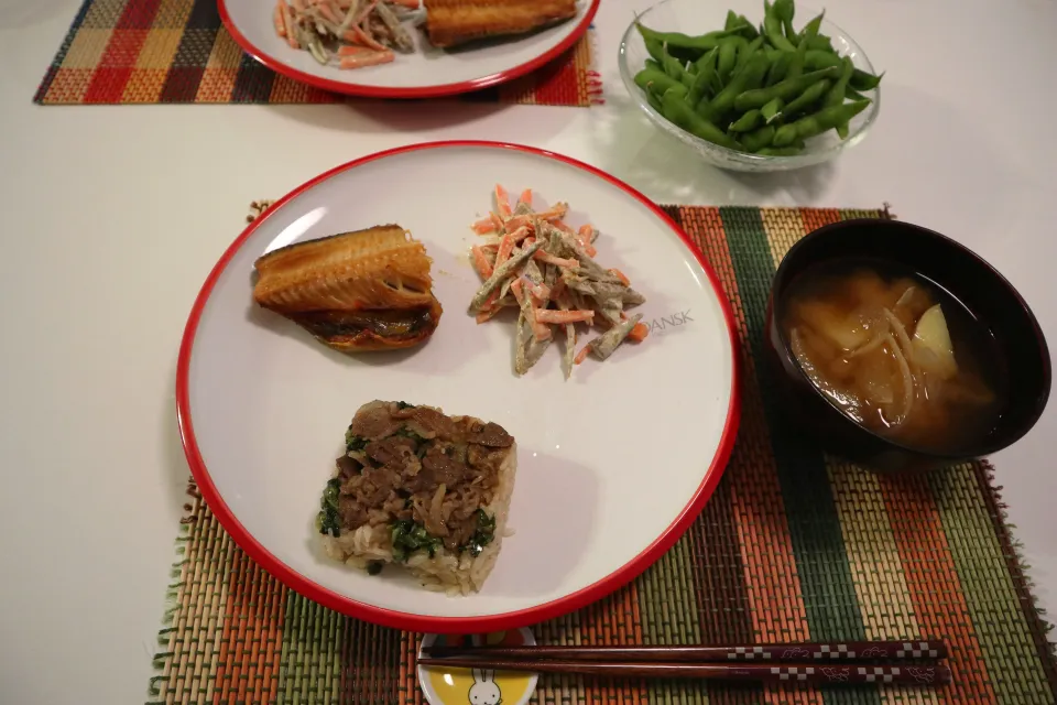 今日の夕食 焼き魚(ほっけ)、ごぼうサラダ、肉飯、じゃがいもと玉ねぎの味噌汁、枝豆|pinknari🐰🌈さん