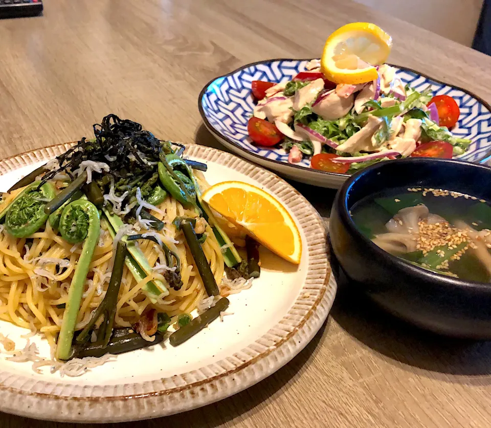 山菜パスタ　わさび菜と茹で鶏のマヨサラダ　　　舞茸とほうれん草のスープ|Nakaba Kobayashiさん