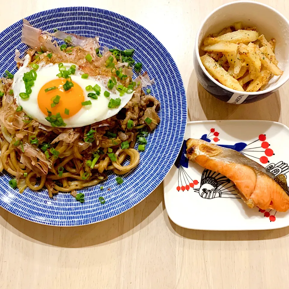 Snapdishの料理写真:夜ご飯☺︎焼うどん☆焼き鮭☆明太子ポテト焼き|とまこ(*^o^*)さん