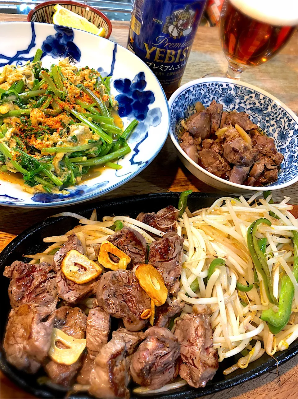 Snapdishの料理写真:牛ヒレ肉ステーキ　　　　　　　　　　　　セリの卵とじ　鶏肝煮込み|じゅんさんさん