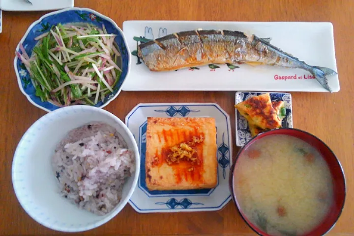 ４月１１日　さんまの塩焼き　水菜と紫大根のサラダ　厚揚げ　ねぎ焼き　なめことわかめのお味噌汁|いもこ。さん